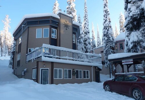 Ground Level, 2 Bedroom Suite - Close to Village and The Pond! 