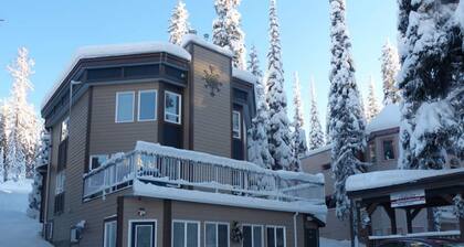 Ground Level, 2 Bedroom Suite - Close to Village and The Pond!
