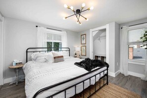 3 quartos, escrivaninha, ferros/tábuas de passar roupa, berço de viagem