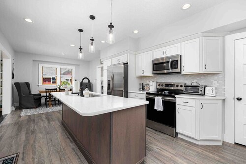 Best Location, Renovated, Walk Uptown! - 3br/3ba