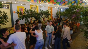 Un evento social concurrido en interiores donde la gente baila e interactúa.
