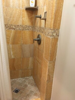 Dusche, Haartrockner, Handtücher, Seife