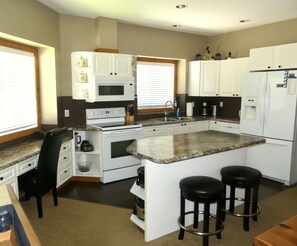 Very well Equipped Kitchen with Breakfast Bar 