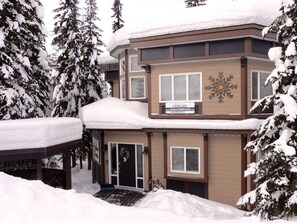 Exterior - Perfect for the Family - Ski In/Out House with Private Hot Tub, close to village (Silver Star Mountain)