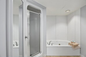Zimmer, 1 King-Bett und Schlafsofa (TBMSBV) | Badezimmer | Handtücher