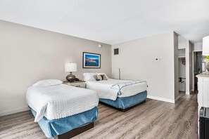 Quarto, várias camas, banheira de imersão, vista para a piscina (TEFA) | 1 quarto, Wi-Fi de cortesia, roupa de cama