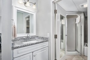 Habitación, varias camas (SBMSBV) | Baño | Toallas