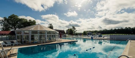 Una piscina techada, una piscina al aire libre