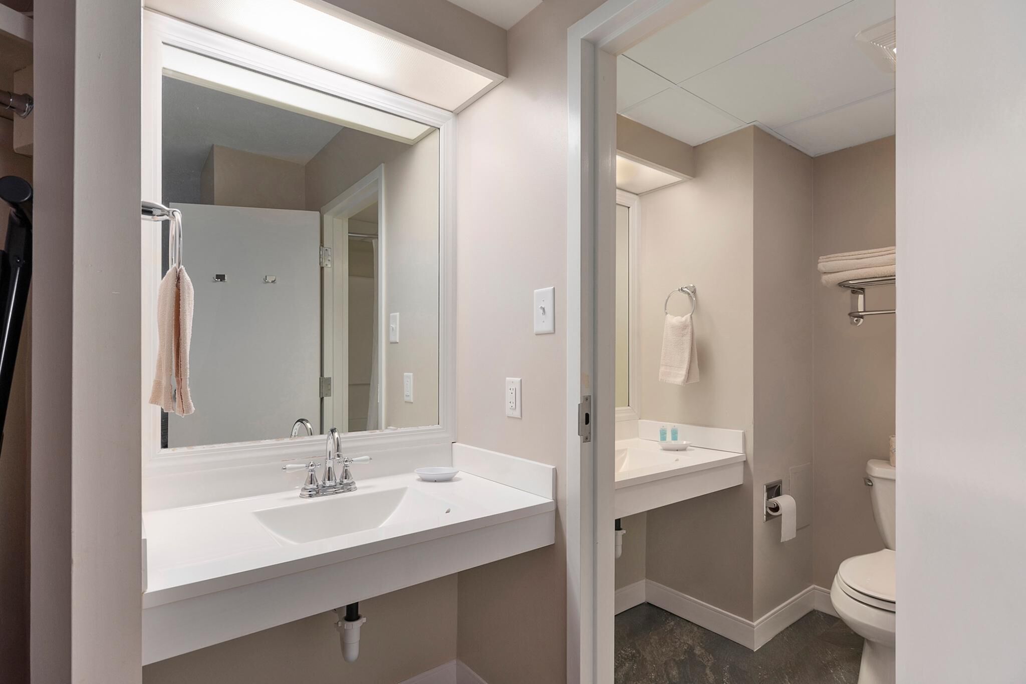 Room, 1 King Bed (CP) | Bathroom | Towels