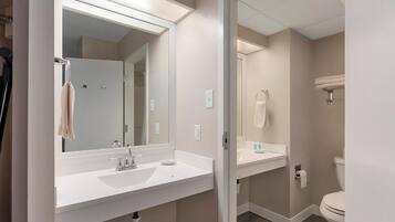 Room, 1 King Bed (CP) | Bathroom | Towels