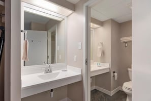 Room, 1 King Bed (CP) | Bathroom | Towels