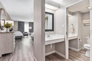 Zimmer, Mehrere Betten (FBFA) | Badezimmer | Handtücher