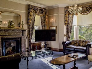TV - 6 bedroom accommodation in Windermere (Windermere)