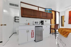 Fridge, microwave, oven, coffee/tea maker