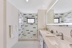 Douche, séchoir à cheveux, shampooing
