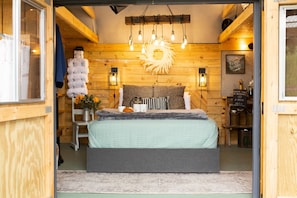 1 bedroom, desk, free WiFi, bed sheets