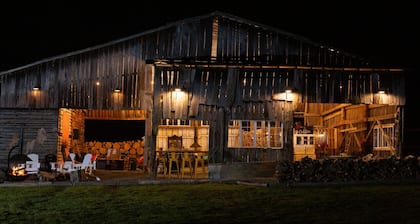 Meadow View · Romantic Glamping Stay w/Barn, Outdoor Tub & Sauna