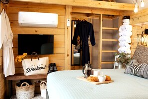 1 室のベッドルーム、デスク、WiFi (無料)、ベッドシーツ