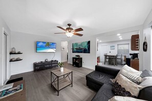 TV, streaming services, offices - Peacock Villa 2 by PMI (Fort Lauderdale)