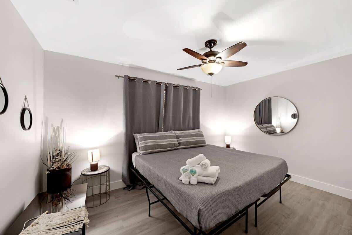 2 habitaciones, escritorio y tabla de planchar con plancha 