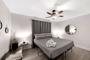 2 habitaciones, escritorio y tabla de planchar con plancha 