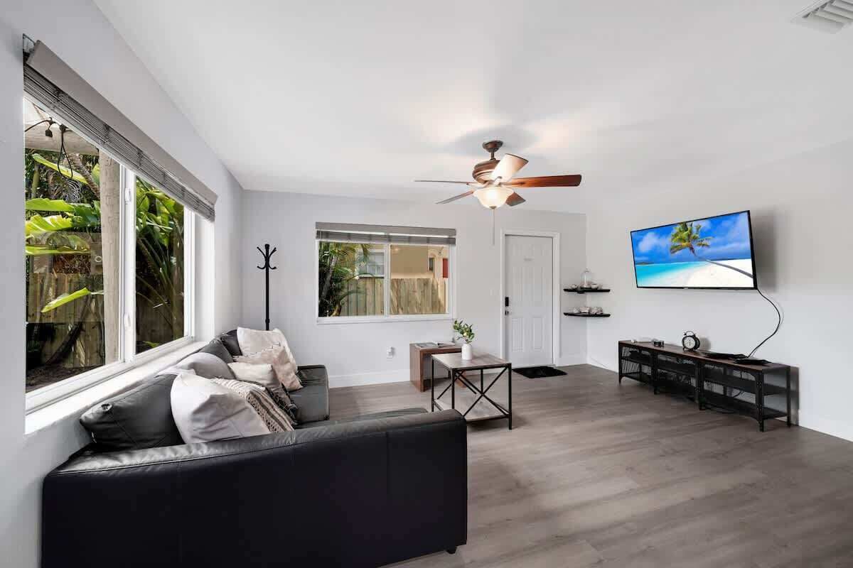 Televisión, servicios de streaming, oficina