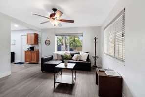 TV, streaming services, offices - Peacock Villa 2 By Dream Vacation (Fort Lauderdale)
