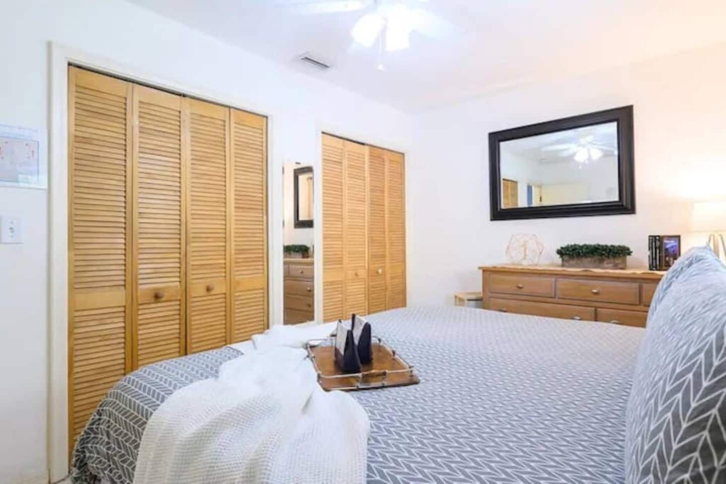 2 habitaciones, escritorio y tabla de planchar con plancha 