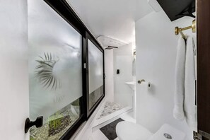 SĂšche-cheveux, savon, shampoing