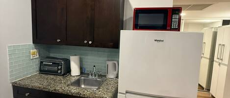 Réfrigérateur, micro-ondes, cafetière/bouilloire, chaise haute