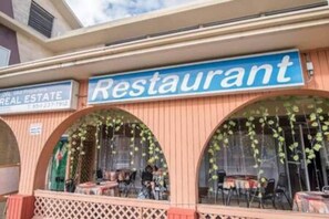 Outdoor dining - Hallandale Studio (Hallandale Beach)