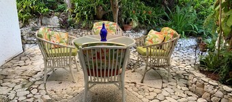 Sunshine & Happiness! 2 BR Home, pool & ocean view