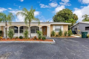 Exterior - Home w/coffee station by PMI unit 5140 (Fort Lauderdale)