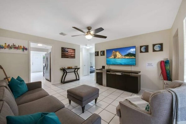 Smart TV, offices, printers - Home w/coffee station by PMI unit 5140 (Fort Lauderdale)