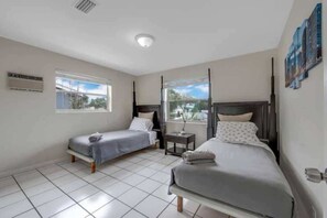 2 chambres, bureau, fer et planche à repasser, lit parapluie