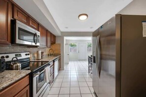 Fridge, microwave, oven, stovetop - Home w/coffee station by Dream Vacation unit 5140 (Fort Lauderdale)