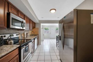 Fridge, microwave, oven, stovetop - Home w/coffee station by PMI unit 5140 (Fort Lauderdale)