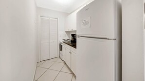 Réfrigérateur, micro-ondes, plaque de cuisson, grille-pain