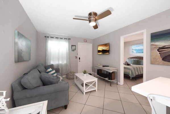 Living room with  Smart TV and free WIFI 
