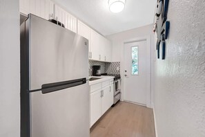 Coffee/tea maker, fridge, microwave, oven - Beach Apart by Dream Vacation unit 1 (West Palm Beach)