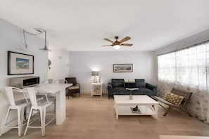 Smart TV, offices - Beach Apart by Dream Vacation unit 1 (West Palm Beach)