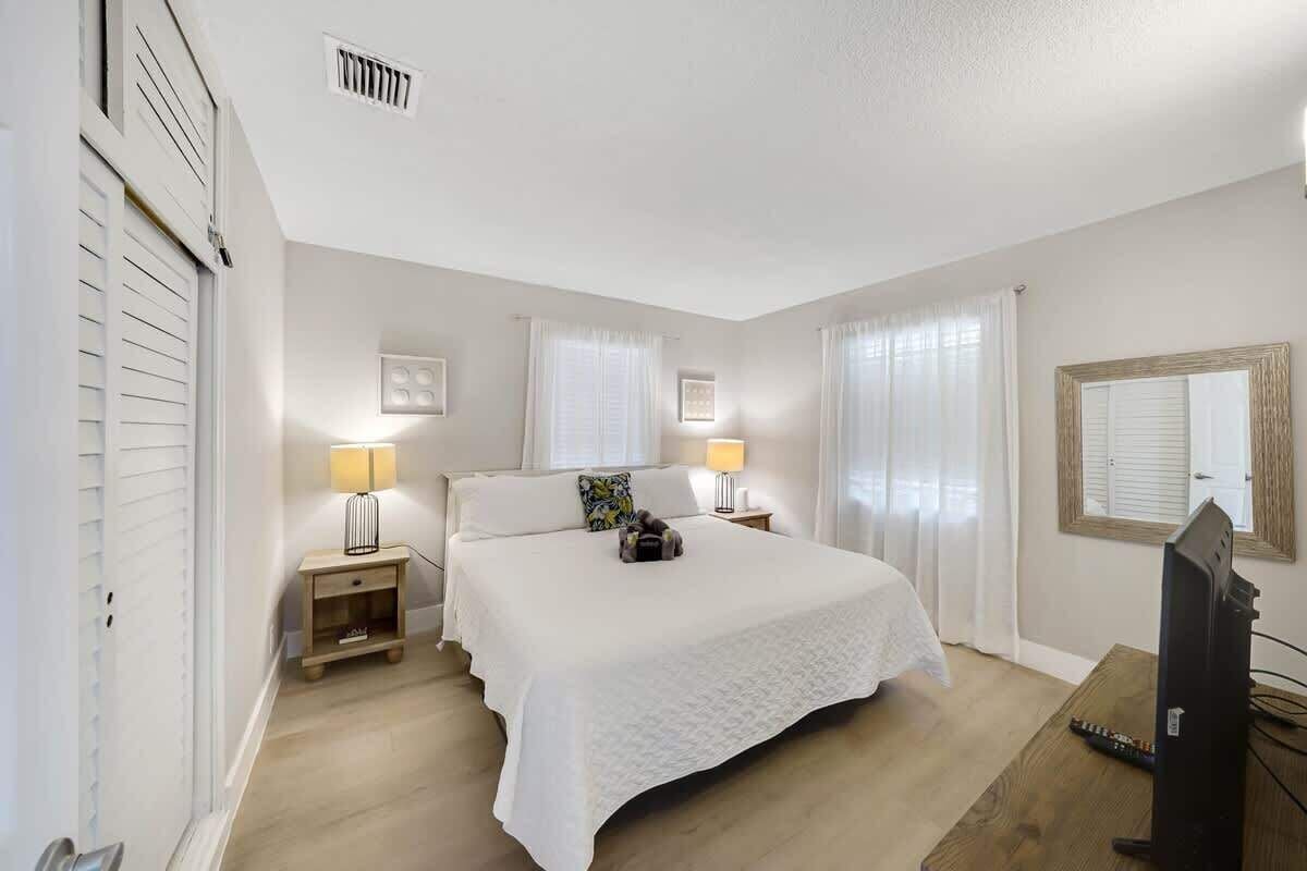2 bedrooms, iron/ironing board, travel crib, WiFi (free)