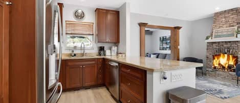 ثلاجة، ميكروويف، فرن، موقد طهي مسطح