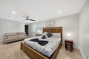 3 quartos, escrivaninha, ferros/tábuas de passar roupa, berço de viagem