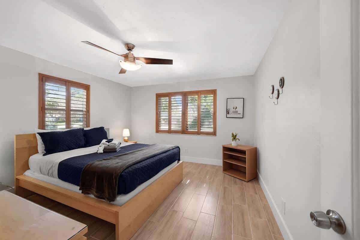 3 bedrooms, desk, iron/ironing board, travel crib