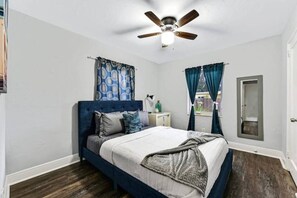 2 makuuhuonetta, työpöytä, silitysrauta/-lauta, vauvan matkasänky