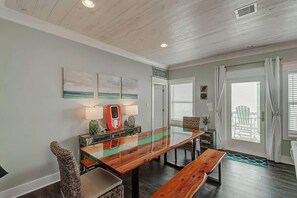 Interior - The Oceanic, Beachfront Oasis*Sleeps 20*Hot Tub (Crystal Beach)