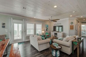 Flat-screen TV, DVD player, printers - The Oceanic, Beachfront Oasis*Sleeps 20*Hot Tub (Crystal Beach)