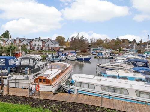 A wonderful riverside setting, and easy walking distance to shops and cafés.
