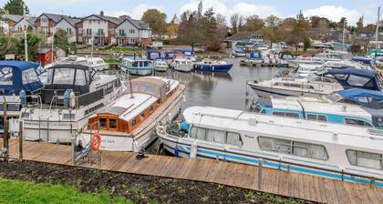 A wonderful riverside setting, and easy walking distance to shops and cafés.
